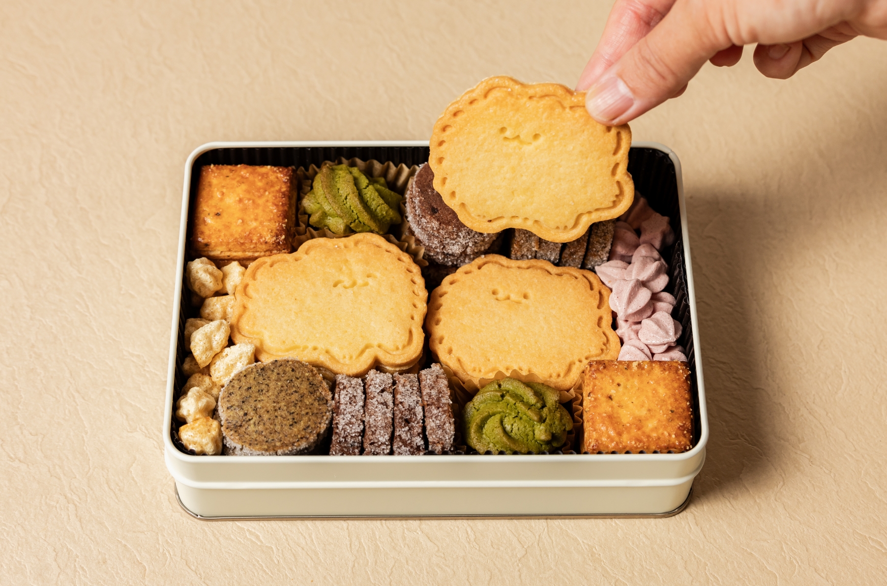 7種類のクッキーが入ったコラボレーションクッキー缶